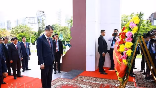 Le Premier ministre Le Minh Hung dépose une gerbe au monument commémoratif du défunt roi Norodom Sihanouk, à Phnom Penh. Photo : VNA.