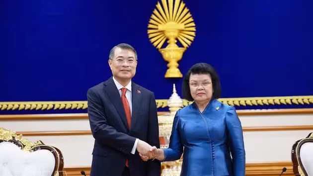Le Premier ministre vietnamien Le Minh Hung et la présidente de l’Assemblée nationale cambodgienne Khuon Sudary. Photo : VNA.