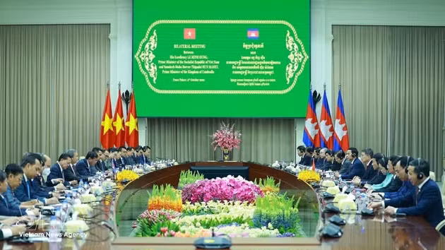 Lors de l'entretien entre le Premier ministre vietnamien Le Minh Hung et son homologue cambodgien Hun Manet. Photo : VNA.