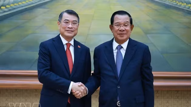 Le Premier ministre vietnamien Le Minh Hung (gauche) rencontre le président du Parti du peuple cambodgien et du Sénat Hun Sen. Photo: VNA.