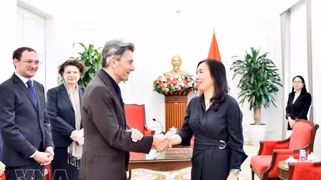 La vice-ministre des Affaires étrangères Le Thi Thu Hang reçoit le député Rolf Mützenich, membre de la Commission des affaires étrangères du Bundestag, à l’occasion de sa visite de travail au Vietnam. Photo : VNA.