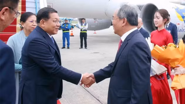 [En images] Le président du Myanmar et son épouse entament leur visite officielle au Vietnam