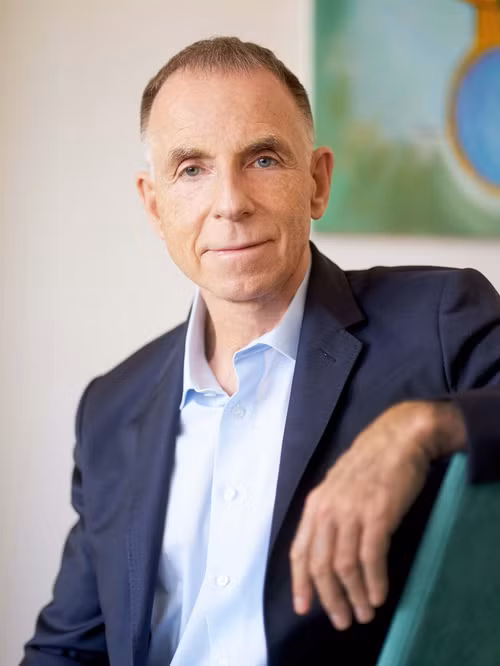 Dr Rainer Zitelmann est un célèbre homme d’affaires, expert immobilier et auteur allemand. Il a notamment publié son 23e livre, intitulé « Dare to be Different and Grow Rich. ».